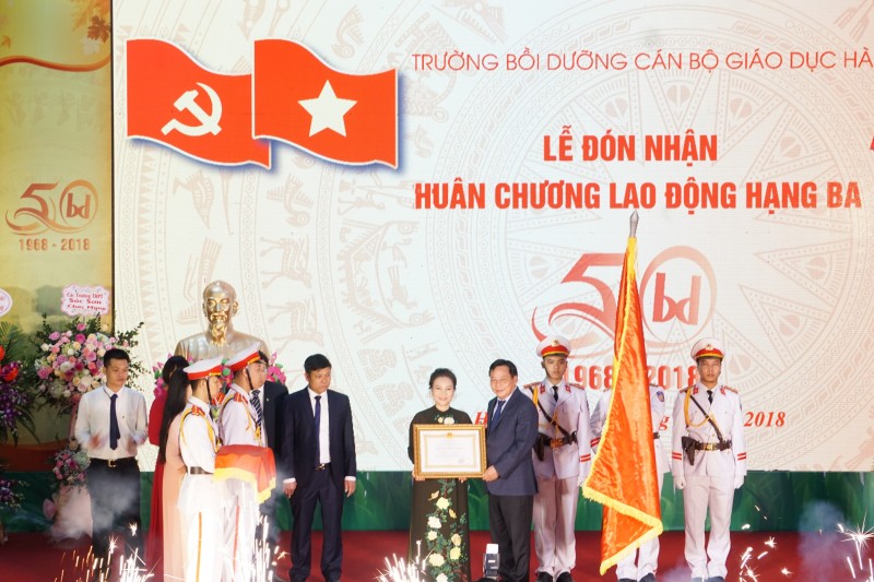 Trường Bồi dưỡng cán bộ giáo dục Hà Nội đón nhận Huân chương Lao động hạng Ba