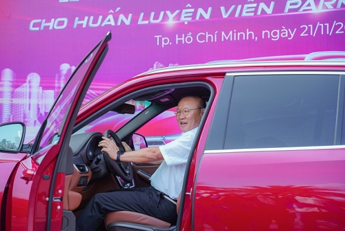 Vinfast tặng xe Lux SA2.0 phiên bản cao cấp cho huấn luyện viên Park Hang Seo