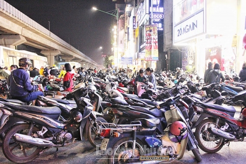 Đổ xô mua sắm ngày Black Friday tại Hà Nội