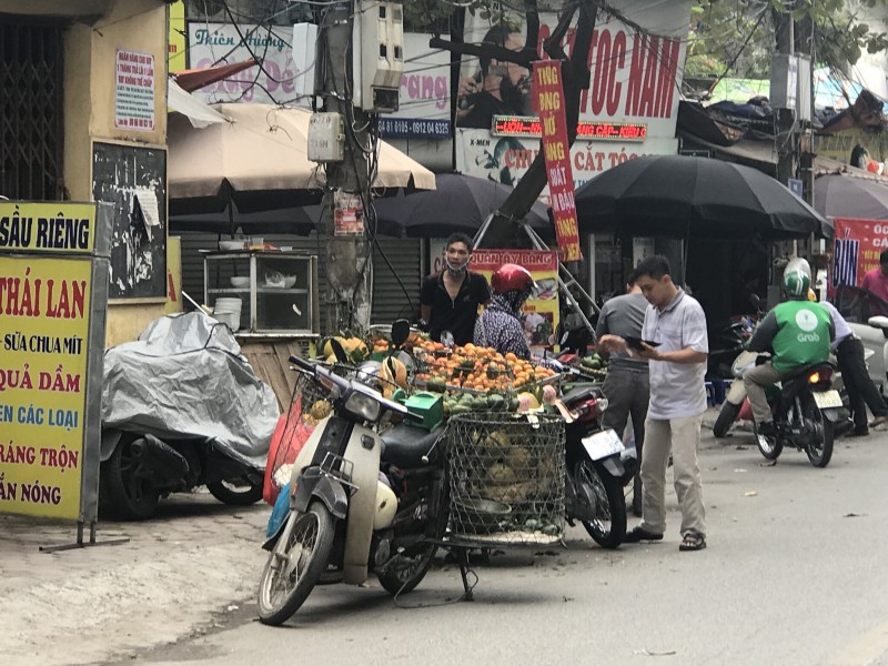Người dân bức xúc vì chợ cóc, hàng rong ngổn ngang lòng đường