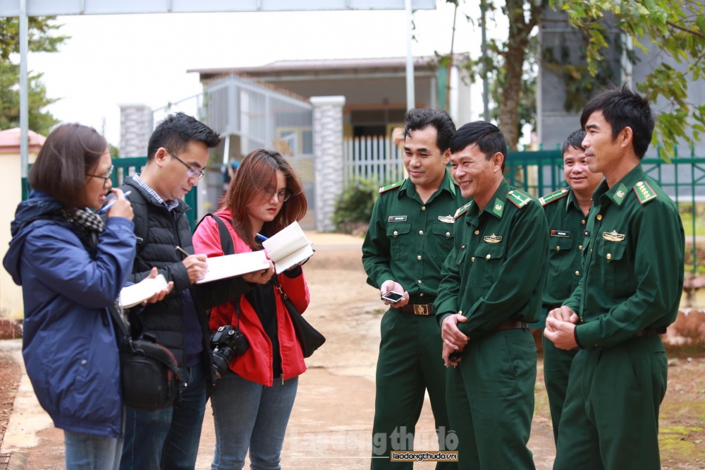 Phóng viên báo chí Hà Nội đến với chiến sĩ đồn Biên phòng tỉnh Đắk Nông và Bình Thuận