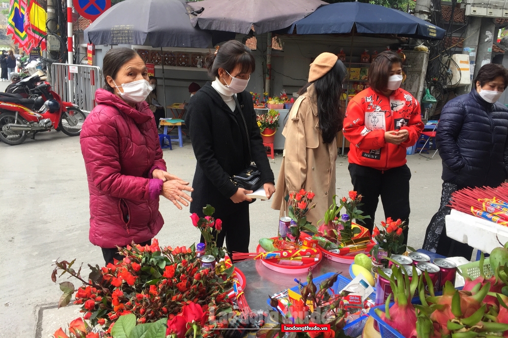 Giới trẻ đổ xô đi chùa Hà cầu duyên ngày lễ tình nhân