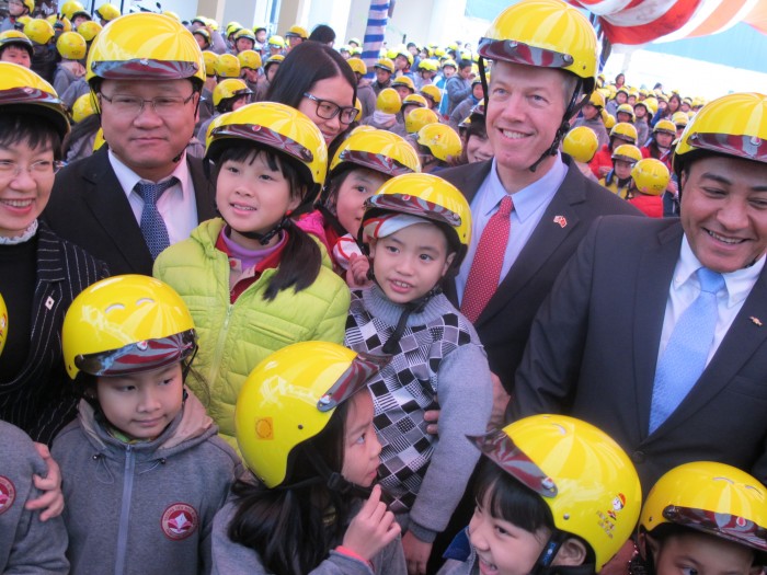 1.000 học sinh Hà Nội được tặng mũ bảo hiểm nhân dịp Tết Bính Thân