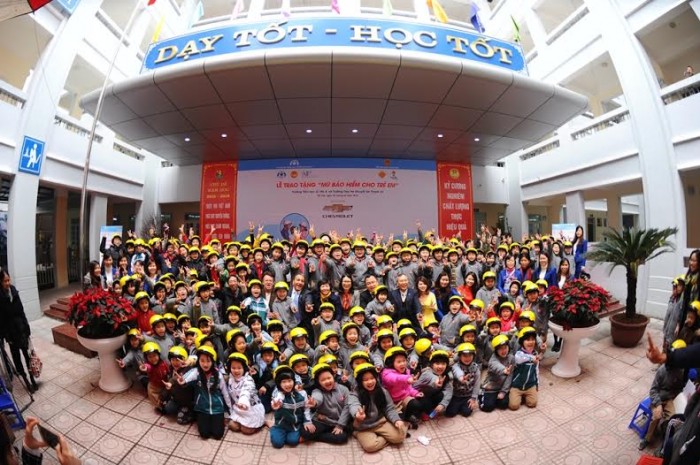 1.000 học sinh Hà Nội được tặng mũ bảo hiểm nhân dịp Tết Bính Thân