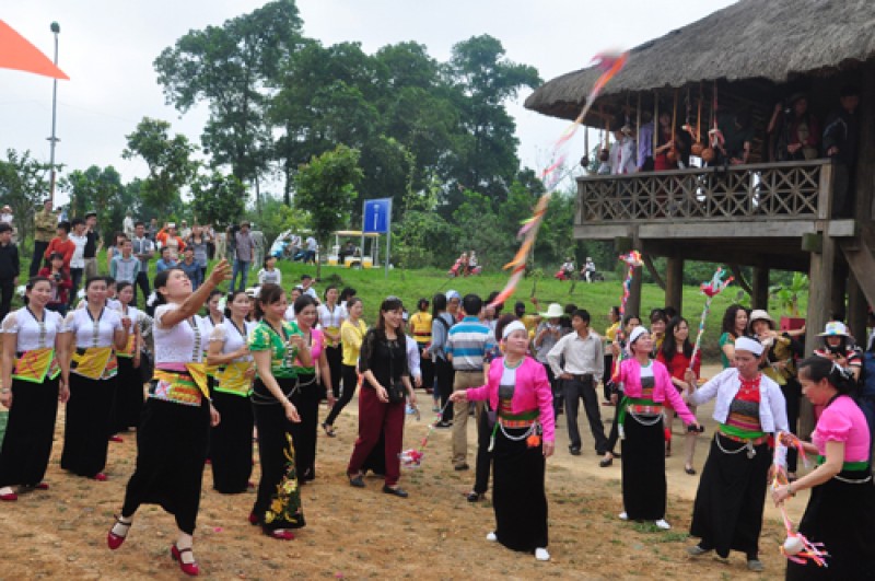Tháng 4, Làng Văn hóa - Du lịch các dân tộc Việt Nam đậm "sắc màu"
