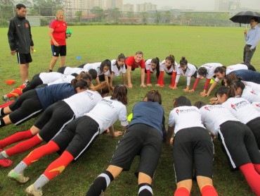 Chuyên gia người Mỹ huấn luyện cho cầu thủ nữ Hà Nội