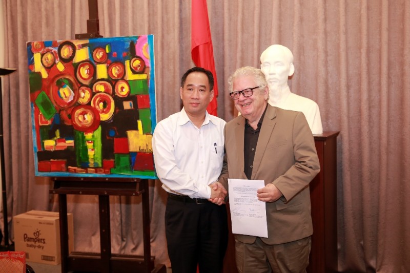 Cựu Đại sứ Hy Lạp tặng tranh cho Bảo tàng Mỹ thuật Việt Nam