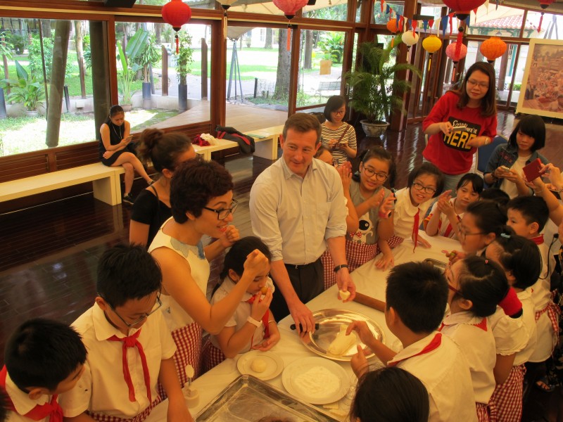 dai su phap vui tet trung thu som cung hoc sinh ha noi