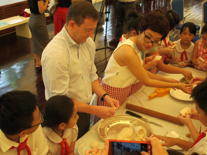 dai su phap vui tet trung thu som cung hoc sinh ha noi