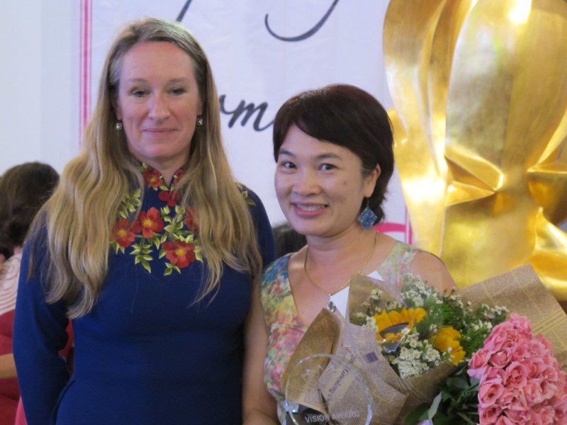 Nữ bác sĩ Khuất Thị Hải Oanh được trao giải “Tầm nhìn” 2016