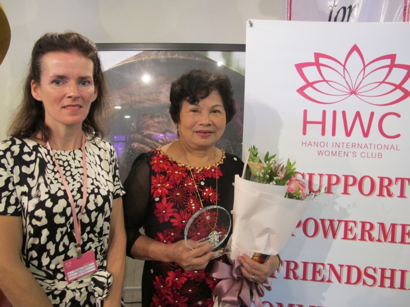 Bác sĩ Đỗ Thúy Lan được vinh danh giải thưởng Tầm nhìn HIWC 2017