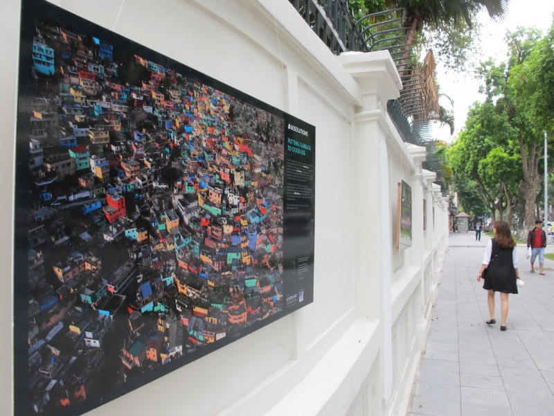 Triển lãm ảnh trên tường Đại sứ quán Pháp tại Hà Nội