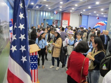 Người dân Hà Nội theo dõi trực tiếp kết quả Bầu cử Tổng thống Hoa Kỳ