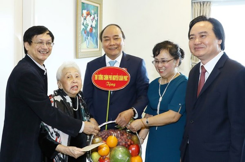 Thủ tướng Nguyễn Xuân Phúc thăm nghệ sĩ, nhà giáo Thái Thị Liên