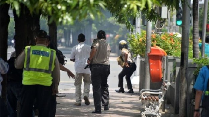 Hình ảnh vụ nổ bom, đọ súng rung chuyển thủ đô Indonesia