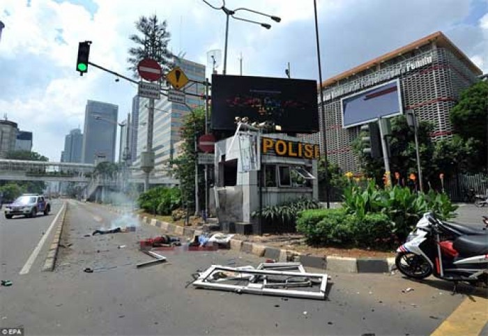 Hình ảnh vụ nổ bom, đọ súng rung chuyển thủ đô Indonesia