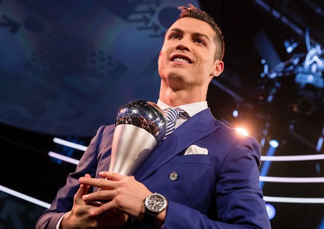 Ronaldo "đá đểu" Messi và Barcelona trong ngày được vinh danh