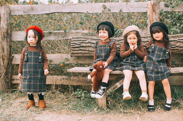 4 bé gái, bạn thân: Bốn cô bé đang cùng nhau ngồi trên bờ đá, nắm tay nhau một cách thân thiết. Chỉ cần liếc nhìn vào hình ảnh này, ta cũng cảm nhận được tình bạn đong đầy sức sống của họ. Bạn thân cũng giống như một gia đình, luôn bên nhau trong mọi lúc.
