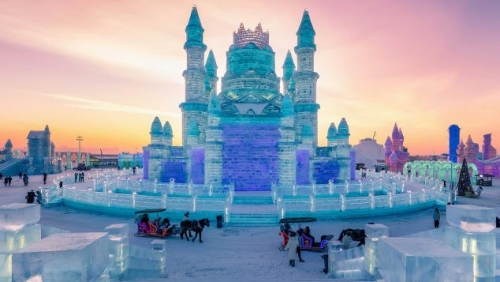 Choáng ngợp lâu đài băng đẹp khó cưỡng trong lễ hội băng Trung Quốc
