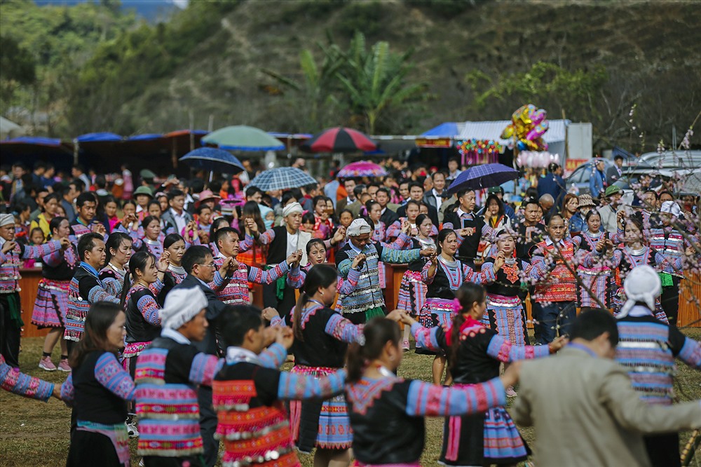 ve hoa binh xem le hoi gau tao cua dan toc mong