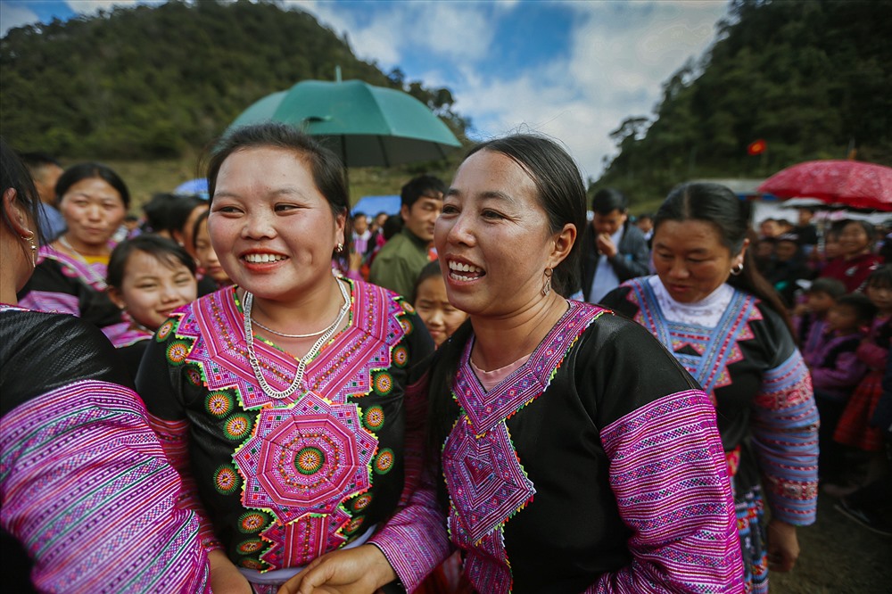 ve hoa binh xem le hoi gau tao cua dan toc mong