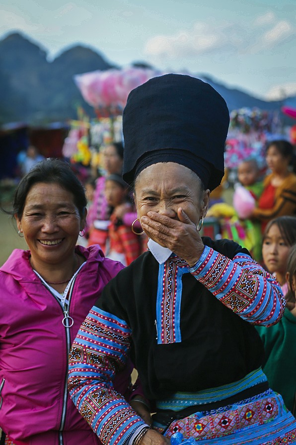 ve hoa binh xem le hoi gau tao cua dan toc mong