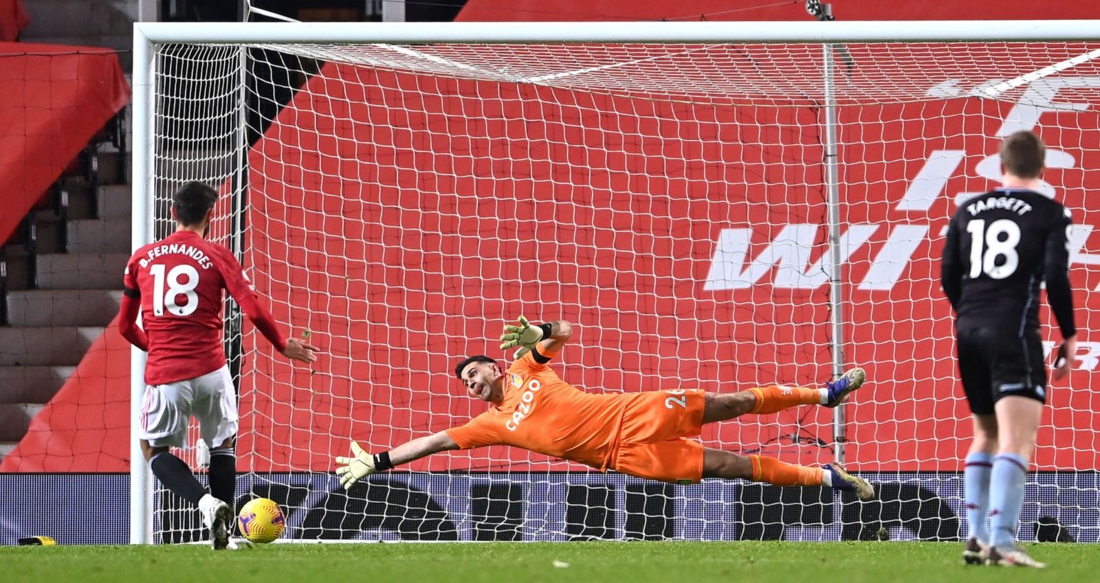 M.U 2-1 Aston Villa: Cân bằng điểm số với Liverpool