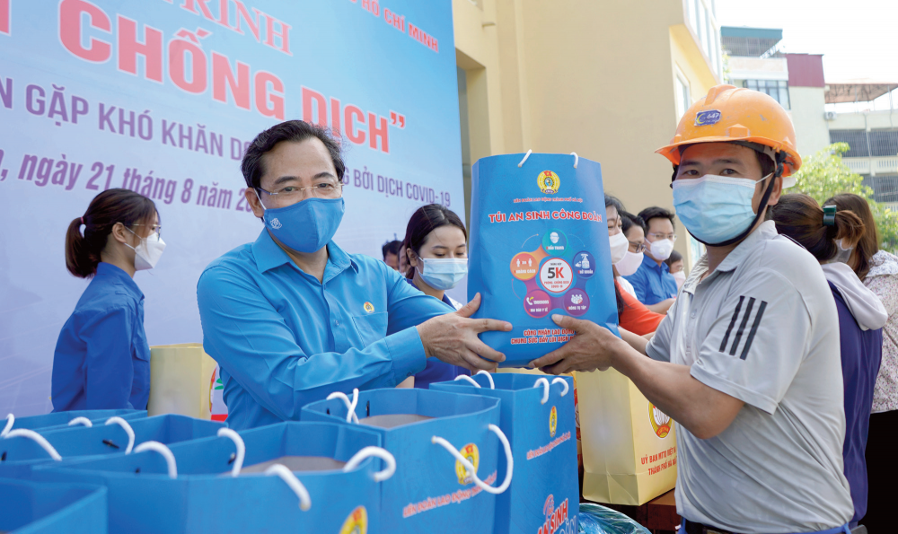 Phó Chủ tịch LĐLĐ thành phố Hà Nội Nguyễn Chính Hữu trao túi quà “An sinh Công đoàn” cho đoàn viên, NLĐ.