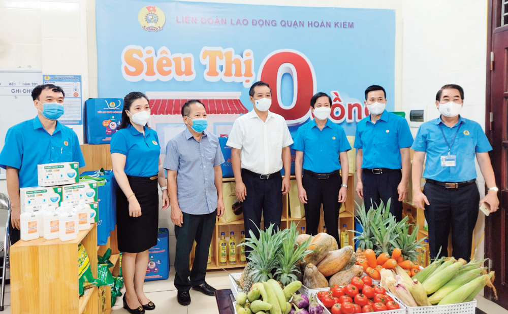 LĐLĐ quận Hoàn Kiếm tổ chức “Siêu thị 0 đồng” hỗ trợ kịp thời NLĐ bị ảnh hưởng dịch Covid-19.