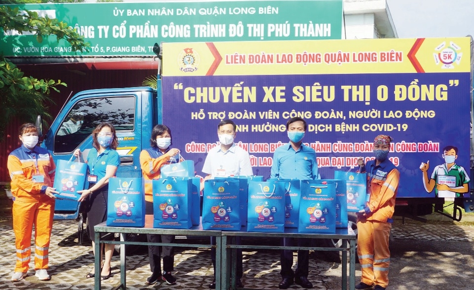 Lãnh đạo LĐLĐ thành phố Hà Nội, Quận ủy Long Biên và LĐLĐ quận Long Biên trao quà hỗ trợ NLĐ bị ảnh hưởng bởi dịch bệnh.