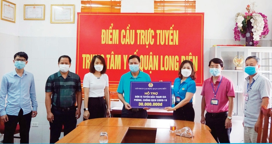 Lãnh đạo LĐLĐ quận trao quà động viên lực lượng tuyến đầu chống dịch trên địa bàn quận.