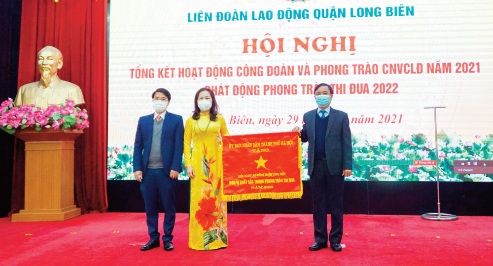 Phó Chủ tịch LĐLĐ thành phố Hà Nội Ngô Văn Tuyến trao Cờ thi đua xuất sắc của Ủy ban nhân dân Thành phố cho LĐLĐ quận Long Biên.
