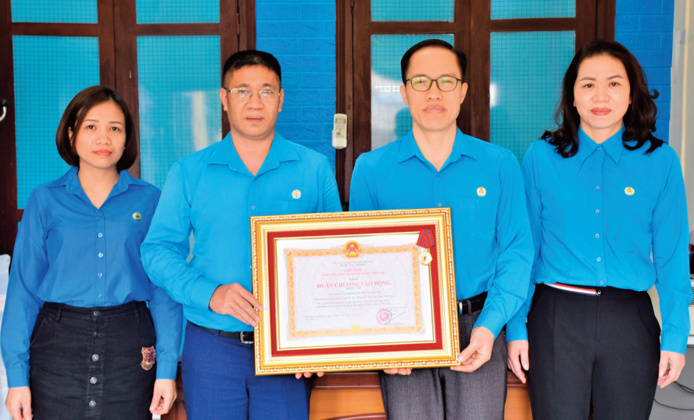 LĐLĐ huyện Thanh Trì vinh dự đón nhận Huân chương Lao động hạng Nhì.