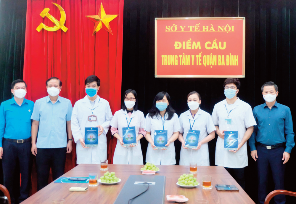Lực lượng y tế tham gia tuyến đầu chống dịch tại quận Ba Đình đón nhận hỗ trợ của tổ chức Công đoàn.