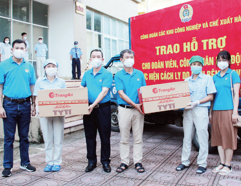 Ban Thường vụ Công đoàn các KCN&CX Hà Nội trao hỗ trợ cho đoàn viên, NLĐ bị ảnh hưởng bởi dịch Covid-19.