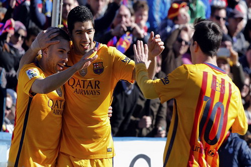 Đồng đội chia sẻ niềm vui với Jordi Alba (trái) sau bàn đá phản của đối thủ