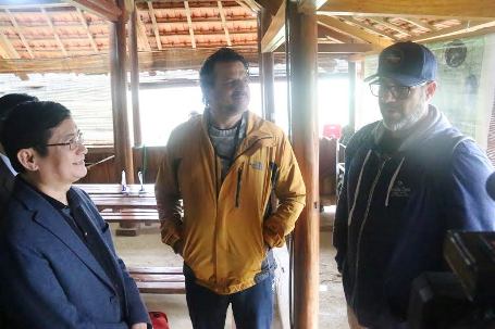 Ông Gregg Brilliant (bìa phải), phụ trách truyền thông “Kong: Skull Island” trò chuyện cùng ông Trần Tiến Dũng, Phó Chủ tịch UBND tỉnh Quảng Bình