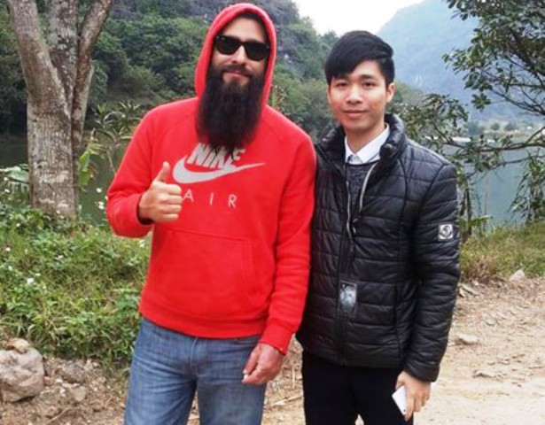   Đạo diễn Jordan Vogt-Robert chụp ảnh kỷ niệm cùng thành viên đoàn công tác của tỉnh Ninh Bình (ảnh: ĐD)  