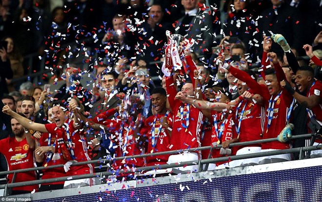Manchester United đăng quang EFL Cup, Real ngược dòng ngoạn mục