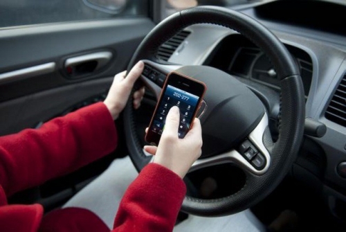 Sử dụng điện thoại khi lái xe bị phạt như thế nào?