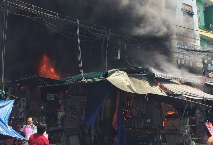 Cháy lớn trong chợ thời trang sầm uất bậc nhất Sài Gòn, 6 người mắc kẹt