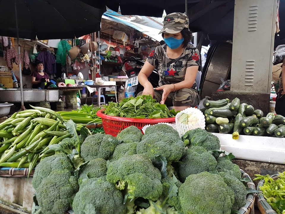 Sạp rau này vốn mang lại thu nhập chính cho gia đình chị Liên, nay sức mua đã giảm sút. Ảnh: Vũ Long