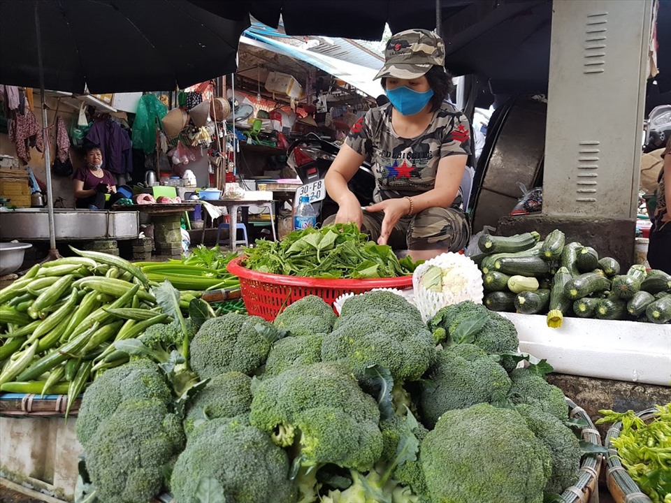 Thành phố Hồ Chí Minh: Giá rau củ, quả ngoài thị trường cao hơn siêu thị 30%-50%