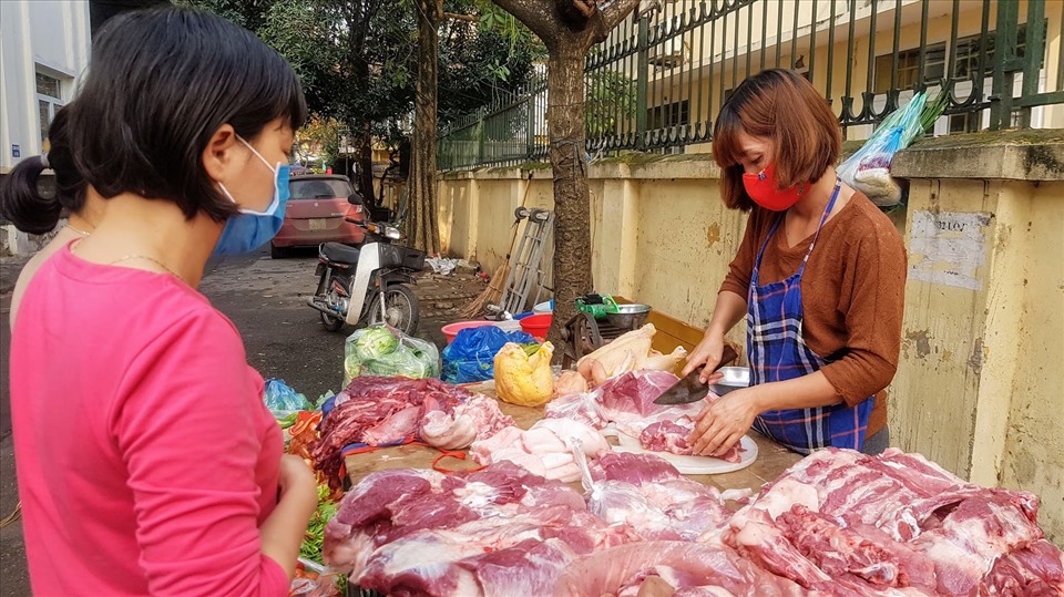 Ngày 23.2, tại chợ dan sinh, giá thịt lợn cao nhất chỉ còn 160.000 đồng/kg. Ảnh: Vũ Long