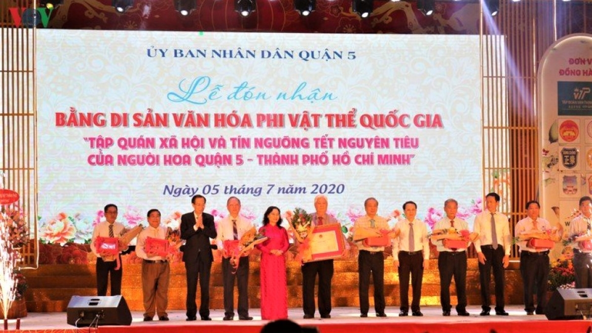 Lễ đón nhận bằng công nhận Di sản Văn hóa phi vật thể cấp quốc gia cho Lễ hội Tết nguyên tiêu của người Hoa ở TP. HCM.