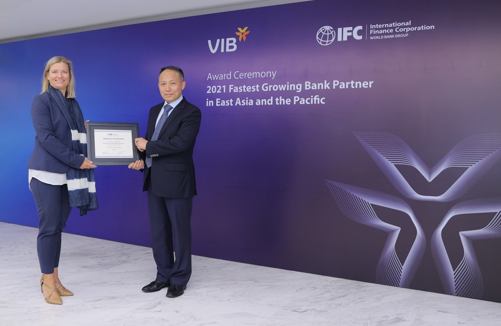 Ảnh: Ông Hàn Ngọc Vũ – Tổng Giám đốc VIB nhận giải thưởng từ đại diện IFC