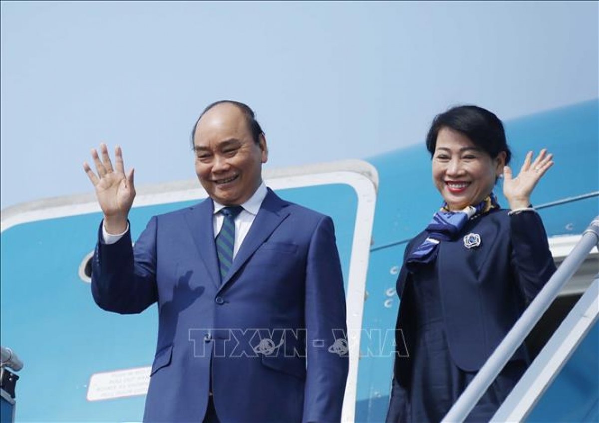 Chủ tịch nước Nguyễn Xuân Phúc và Phu nhân lên đường thăm cấp Nhà nước tới  Cộng hòa Singapore. Ảnh: Thống Nhất/TTXVN