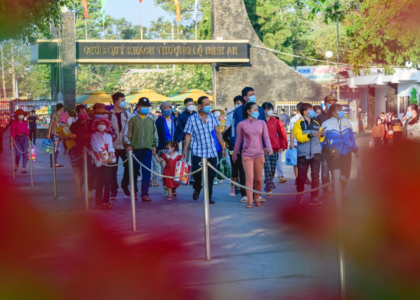 Hàng trăm ngàn lượt khách “xông đất” Núi Bà Tây Ninh đầu năm mới - Ảnh 1.