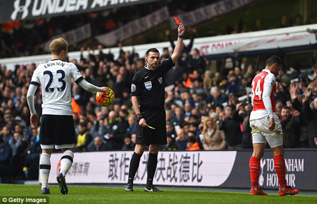 Coquelin lĩnh thẻ đỏ vô duyên trong trận đấu với Tottenham