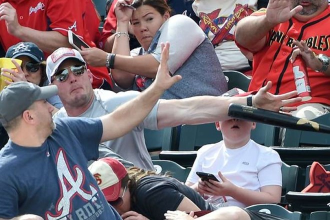 Ông bố phản xạ xuất thần đỡ gậy bóng chày cho con trai